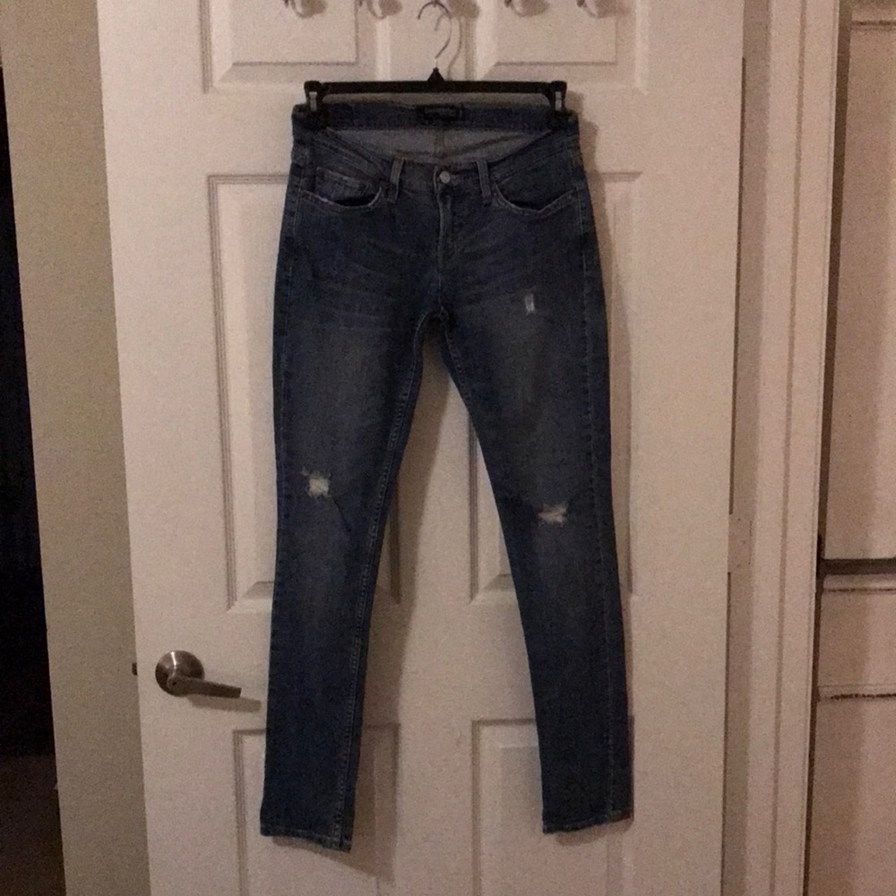 Original Levi’s super low distressed look jeans😊